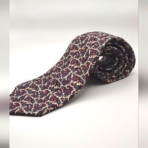 Elegant Paisley Tie in Red and Cream